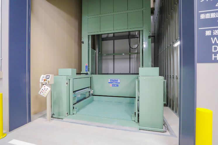 垂直搬送機